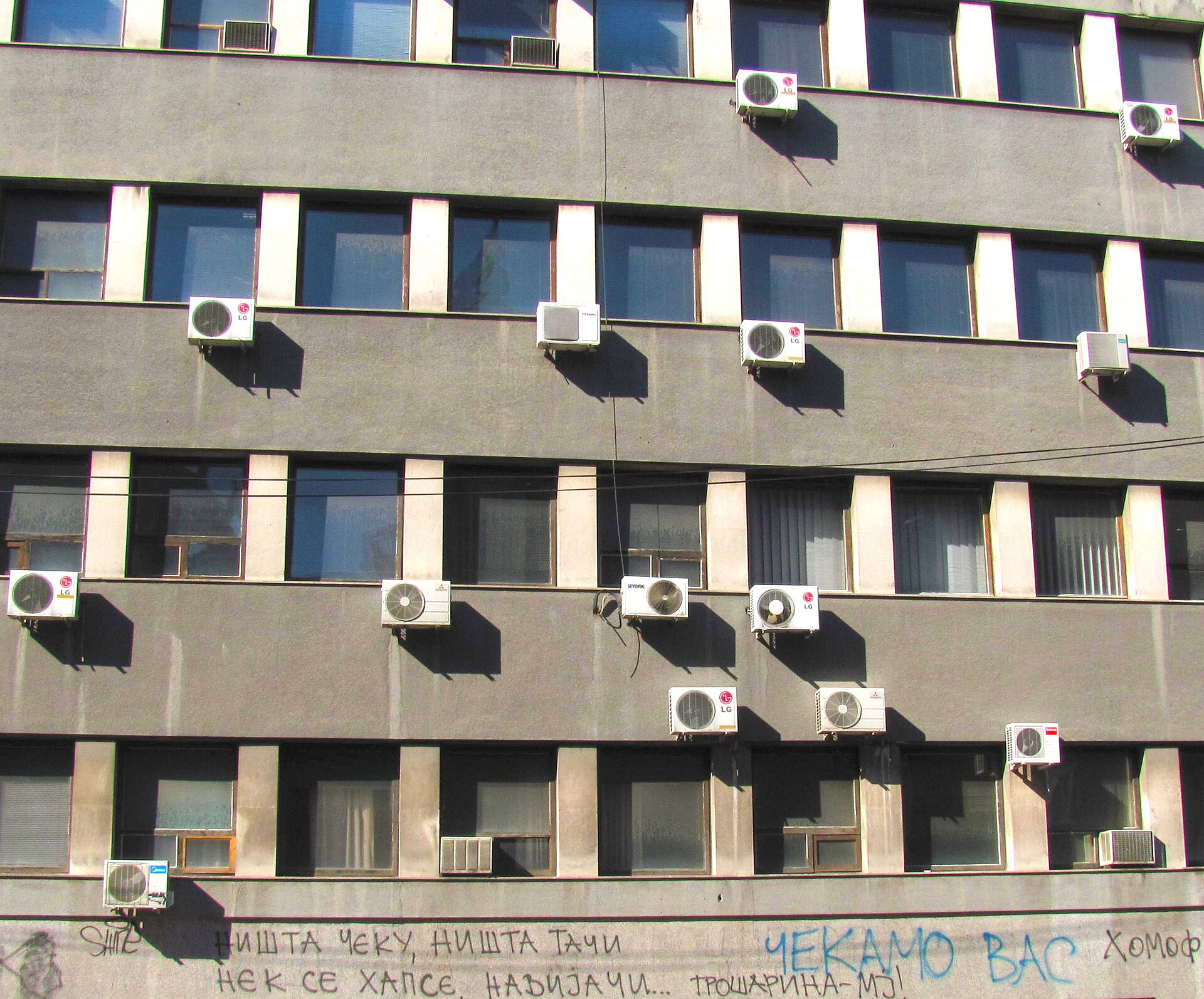 Fachada con unidades exteriores de multisplit