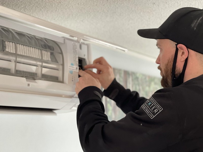 Instalación de un equipo split de pared por un técnico de Maiso Energy